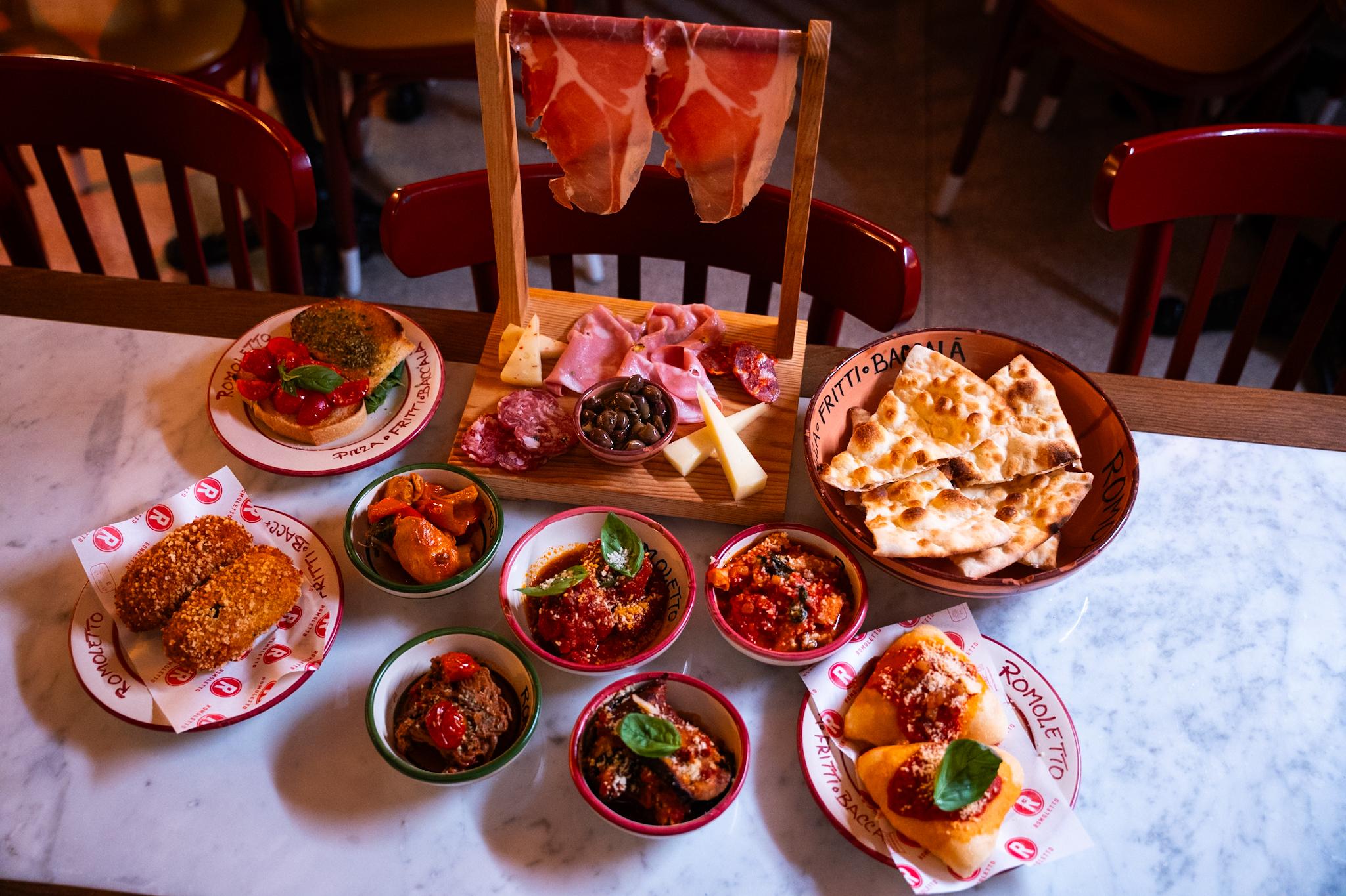 Taglieri di terra con le migliori selezioni di prosciutto e formaggio.